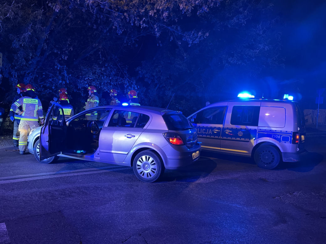 Szaleńczy pościg ulicami Warszawy. Rozbity na drzewie samochód, w środku dwóch pijanych i 15-latka
