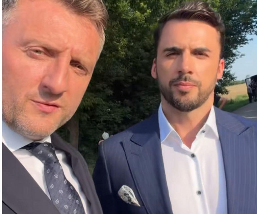 Dwaj eleganccy mężczyźni w garniturach na planie serialu M jak miłość. O kulisach ślubu przeczytasz na Eska.