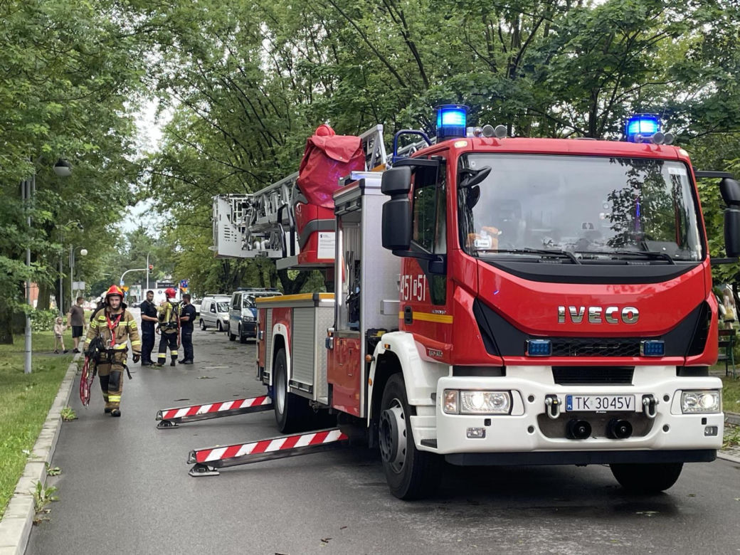 Nawałnice i burze w Świętokrzyskiem. Ponad 200 interwencji strażaków. Droga w Ćmielowie całkowicie zniszczona [ZDJĘCIA].