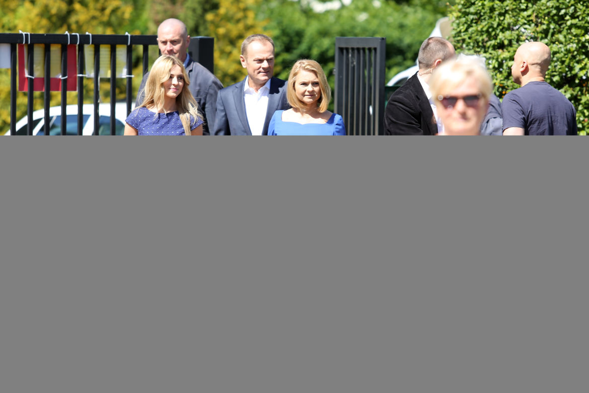 Donald Tusk głosuje z rodziną