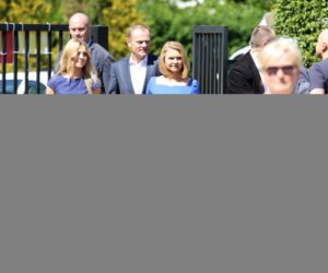 Donald Tusk głosuje z rodziną