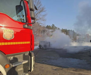 Bohaterska reakcja w czasie pożaru auta pod sklepem! Klient nie wahał się ani chwili