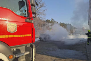 Bohaterska reakcja w czasie pożaru auta pod sklepem! Klient nie wahał się ani chwili