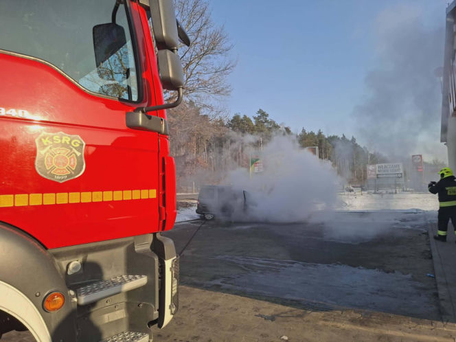 Bohaterska reakcja w czasie pożaru auta pod sklepem! Klient nie wahał się ani chwili