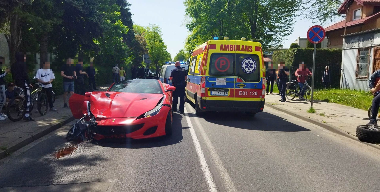 Wypadek ferrari w Piotrkowie Trybunalskim! Superauto rozbite na ul Wyzwolenia [ZDJĘCIA]