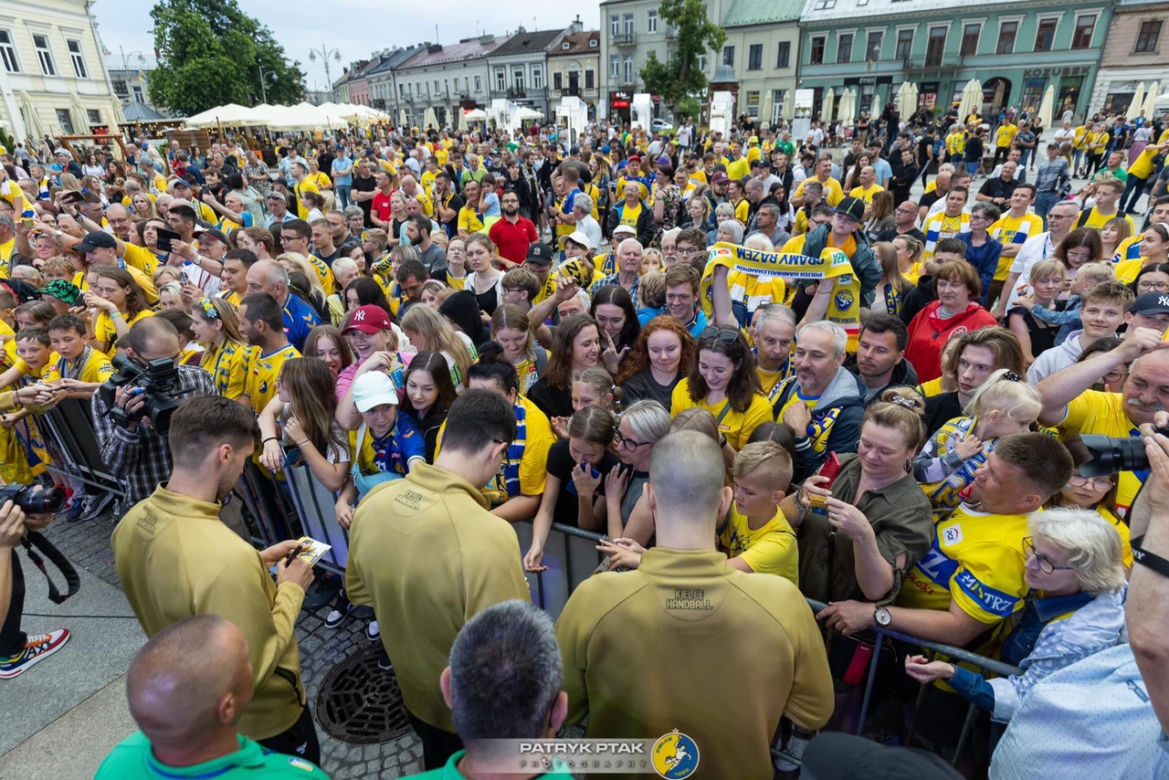 Wielka feta na Rynku. Kibice świętowali sukces Łomży Vive Kielce