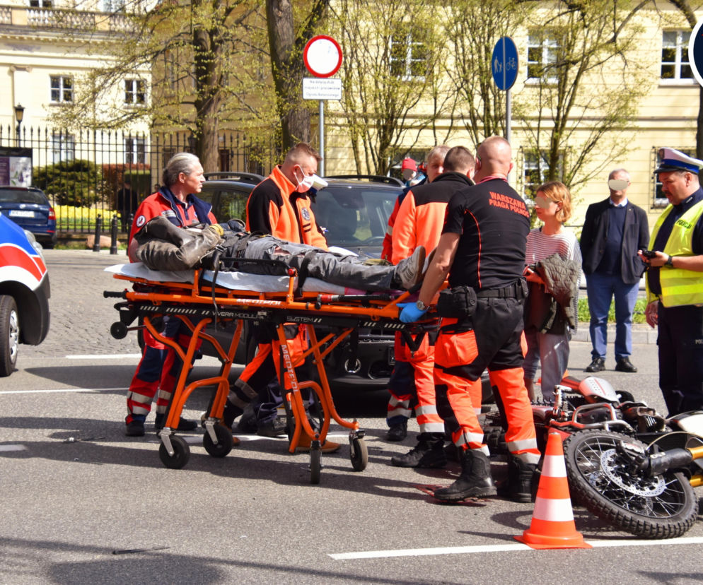 Jeep gruchnął w motocykl! Kierujący wymusił pierwszeństwo. Ranne dwie osoby