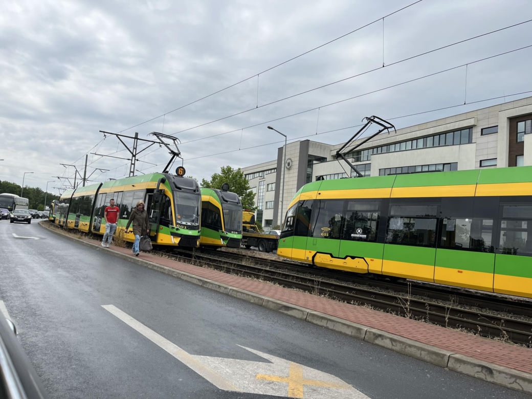 Poznań, ulica Jana Pawła II: samochód w torowisku