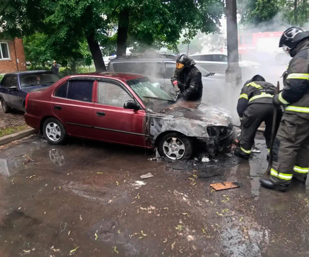 Strażacy gaszą wrak spalonego samochodu po ataku. O skutkach wojny w Rosji przeczytasz na SE Portal Obronny.