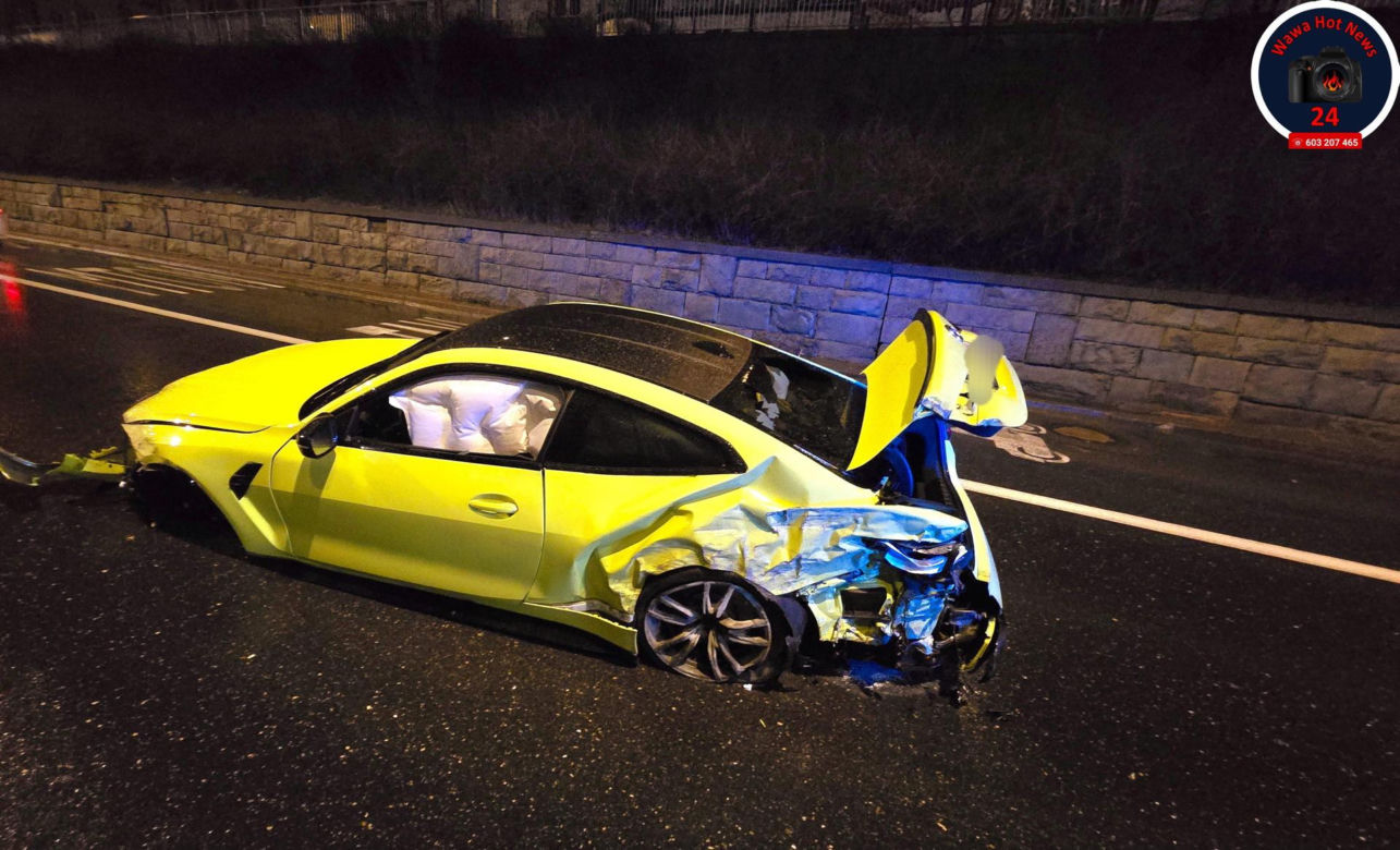 Kraksa w centrum Warszawy. Kanarkowe BMW roztrzaskało się na barierkach