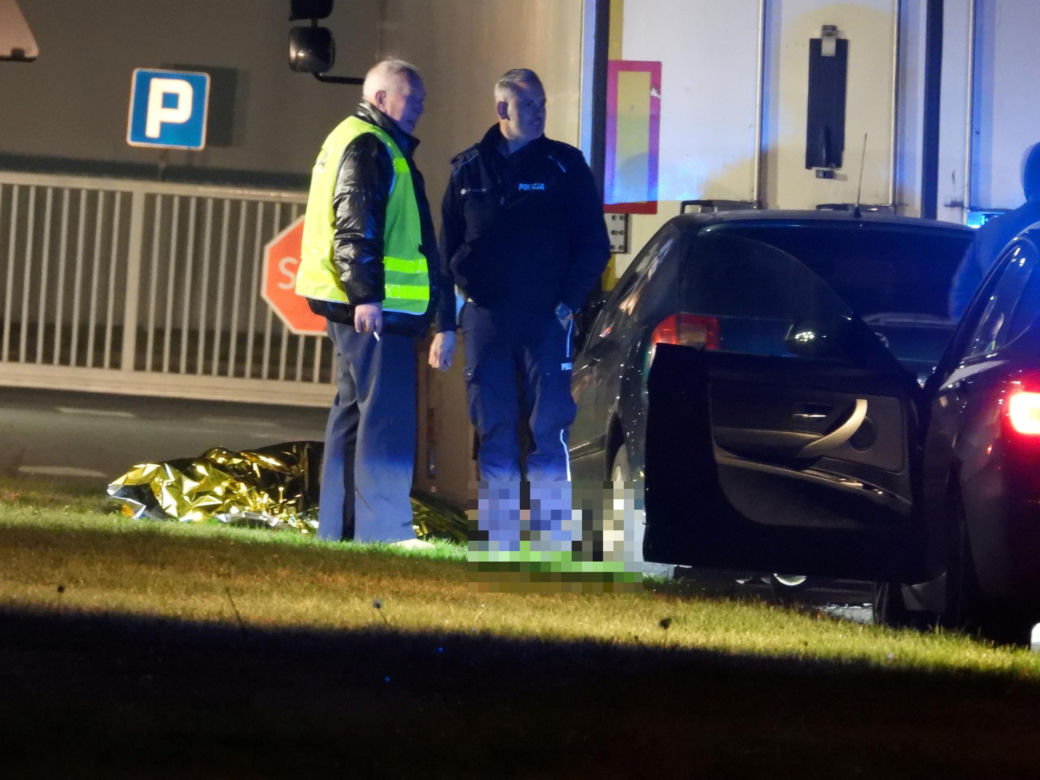 Kierowca toyoty nie przeżył potwornego uderzenia. Jego auto wbiło się w tył naczepy. Policjanci nie wykluczają jednego…