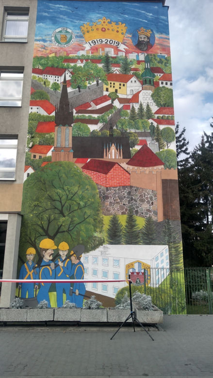 Jubileuszowy mural dla "budowlanki" został odsłonięty. Szkoła kończy 100 lat