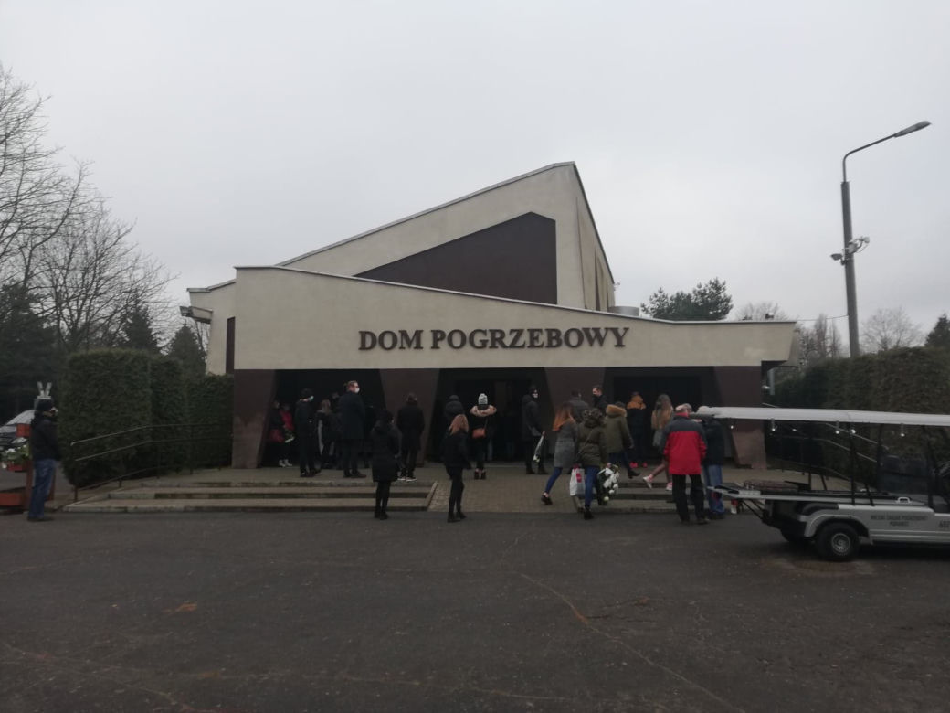 20-letnia Marta z Pabianic zginęła od ciosów nożem. Zostawiła maleńką córeczkę. Dziś pożegnało ją całe miasto
