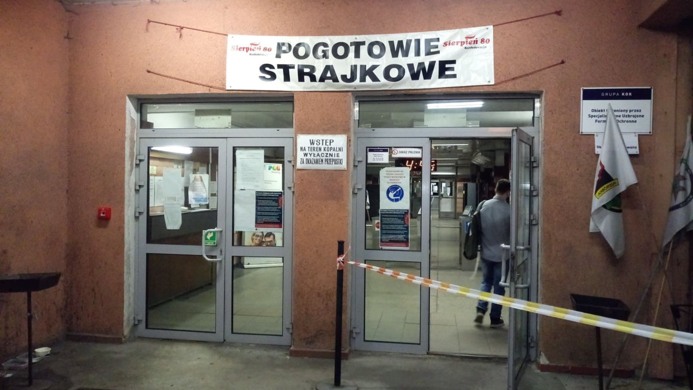 Protest górników się zaostrza. Pod ziemią strajkują blisko 100 osób. Górnicy są wściekli, zapowiadają ogromną maninfestację [ZDJĘCIA]