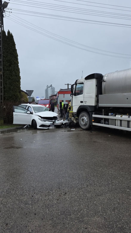 Groźny wypadek w Krzesku-Majątku. W aucie zakleszczona była jedna osoba
