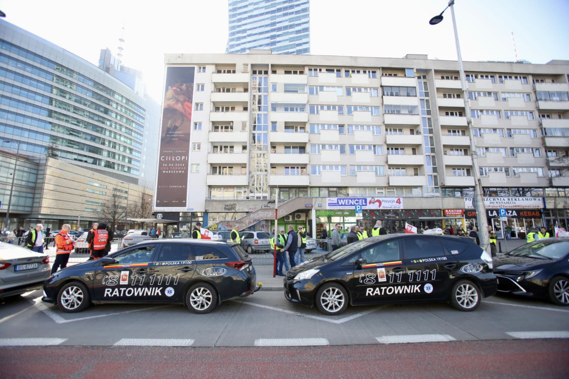 Wielki protest taksówkarzy w centrum Warszawy. Chcą podniesienia stawek!