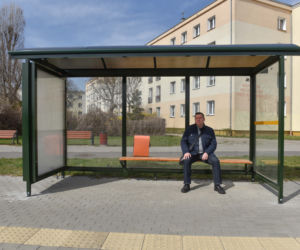 Arkadiusz Brodziński czeka na przystanku, na którym nie stają autobusy