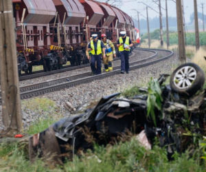 Pociąg z ogromną siłą uderzył w osobówkę. Silnik wyleciał z auta! [ZDJĘCIA]