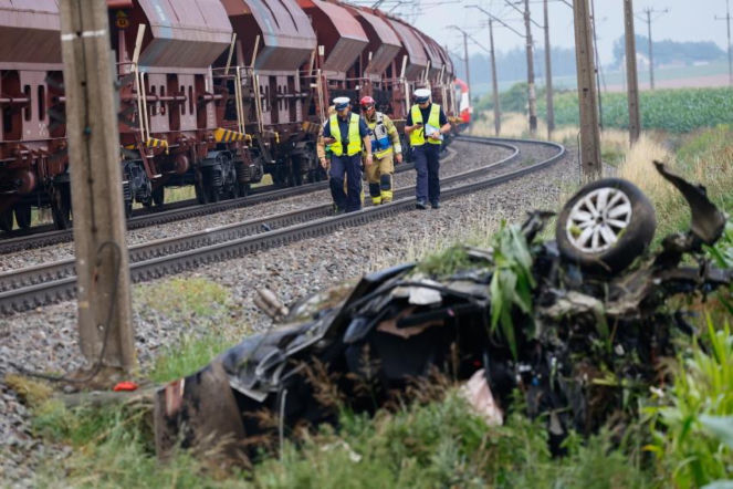 Pociąg z ogromną siłą uderzył w osobówkę. Silnik wyleciał z auta! [ZDJĘCIA]