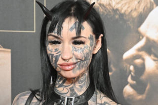 Wystający biust, sukienka minimini i rogi jak u diabła! Piekielna kreacja artystki na Gali Fame Awards 2025