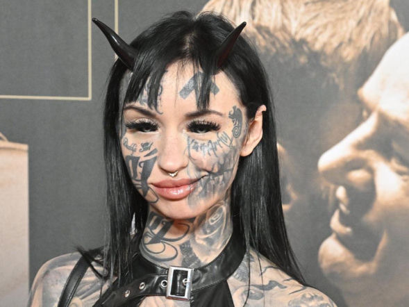 Wystający biust, sukienka minimini i rogi jak u diabła! Piekielna kreacja artystki na Gali Fame Awards 2025