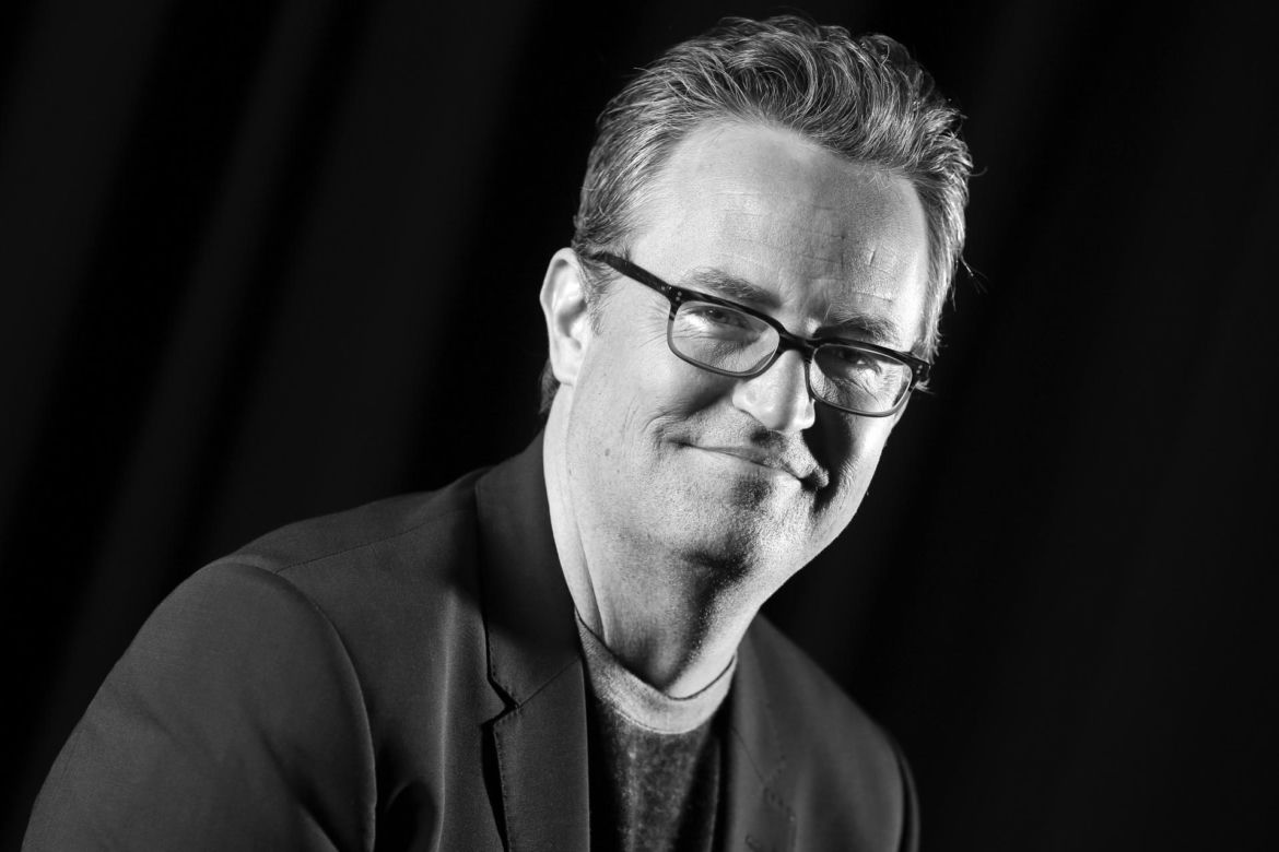 Policja i członkowie rodziny w domu Matthew Perry'ego w Pacific Palisades po tragicznej gwiazdy „Przyjaciół”