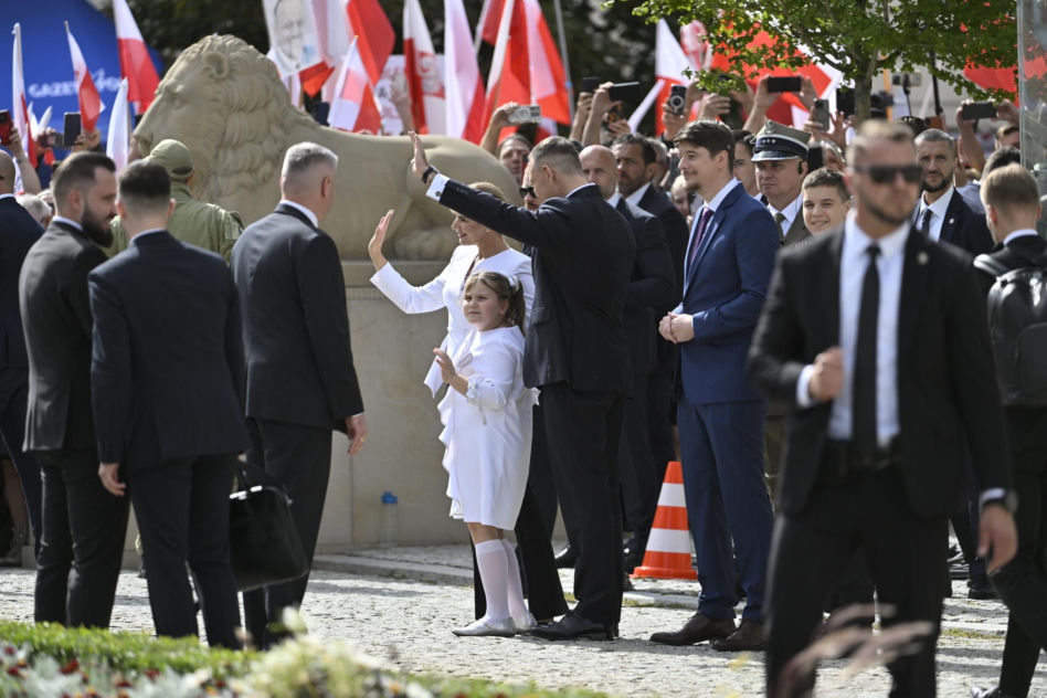  Kasia Nawrocka na biało czekała na rodziców 