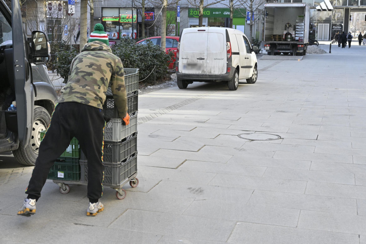 Deptak w centrum Warszawy za miliony w ruinie? Urzędnicy uspokajają, a internauci grzmią!