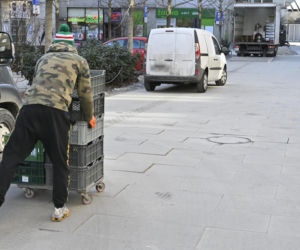 Deptak w centrum Warszawy za miliony w ruinie? Urzędnicy uspokajają, a internauci grzmią!