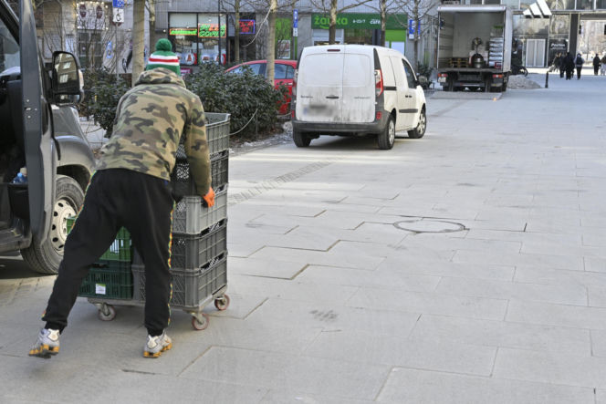 Deptak w centrum Warszawy za miliony w ruinie? Urzędnicy uspokajają, a internauci grzmią!