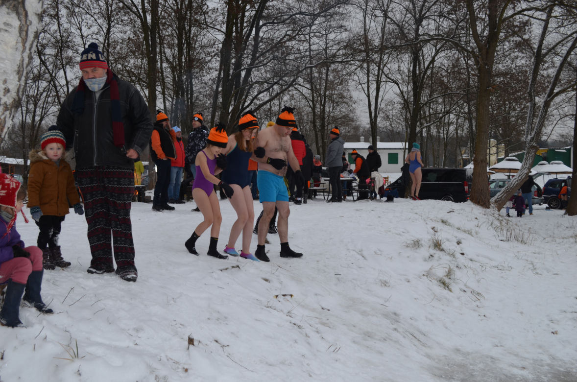 Morsowanie nasz nowy zimowy sport narodowy. Dziś na PIACHACH ponad setka morsów