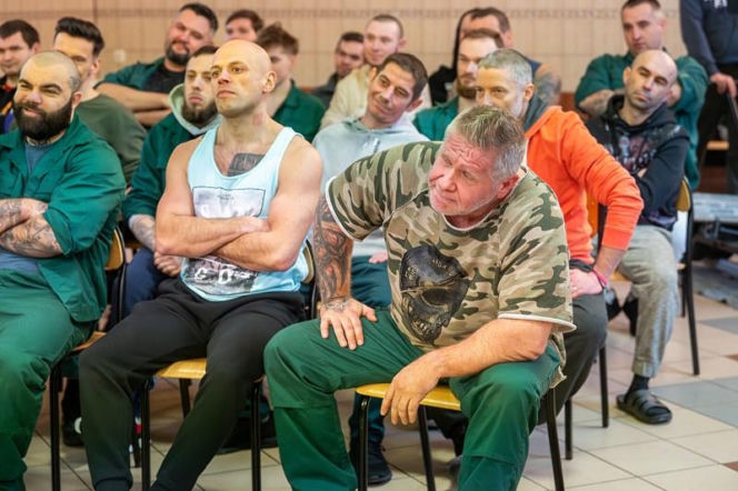 Pierwsza miłość, odcinek 4171. więźniowie w więzieniu Bartka (Rafał Kwietniewski)