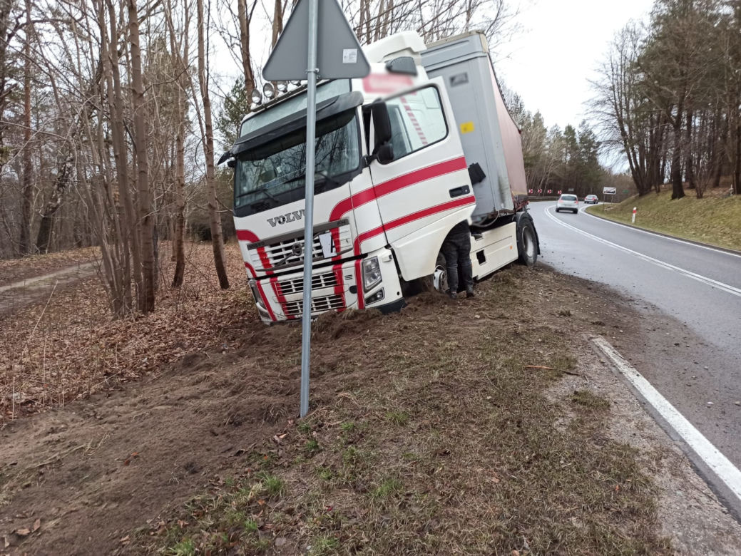 Trudne warunki na drogach. Na DK 51 w okolicach "czarnego punktu" dachowało auto [ZDJĘCIA]