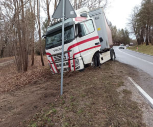 Trudne warunki na drogach. Na DK 51 w okolicach czarnego punktu dachowało auto [ZDJĘCIA]