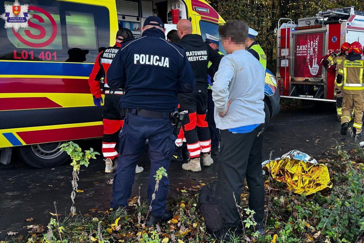 Volkswagen wypadł z drogi i dachował. W aucie było pięć młodych osób