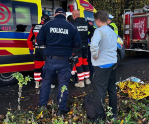 Volkswagen wypadł z drogi i dachował. W aucie było pięć młodych osób