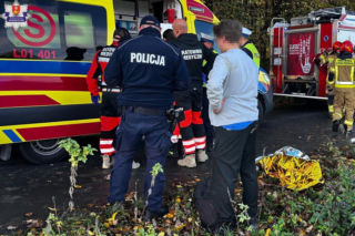 Volkswagen wypadł z drogi i dachował. W aucie było pięć młodych osób