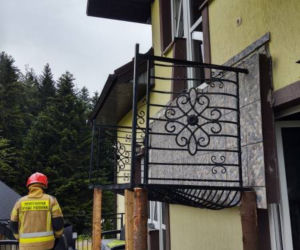 Stara Wieś. W domu jednorodzinnym URWAŁ SIĘ balkon! Trzy osoby w szpitalu