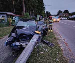 Pijany 19-latek uciekał przed policją. Rozbił auta, ogrodzenie i latarnię