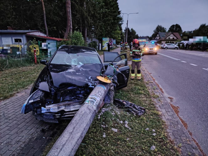Pijany 19-latek uciekał przed policją. Rozbił auta, ogrodzenie i latarnię