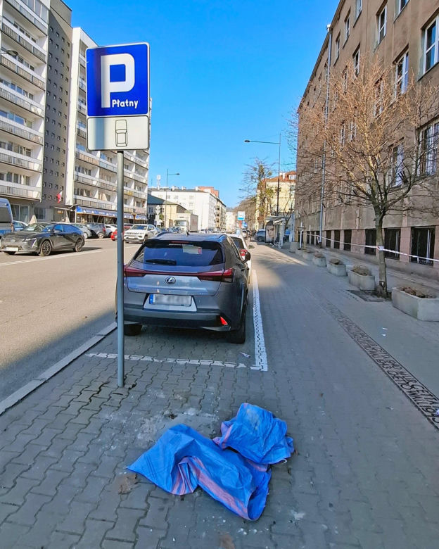 Niebieskie worki walają się na ulicach Warszawy