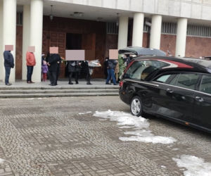 Zaszlachtował żonę i rzucił się z balkonu. Wzruszający list dzieci nad trumnami rodziców. Relacja z uroczystości 