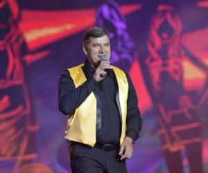 Jest królem disco polo. Pierwsze muzyczne kroki stawiał w... kościele 