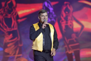 Jest królem disco polo. Pierwsze muzyczne kroki stawiał w... kościele 