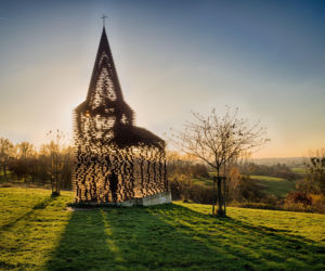 Kościół, który raz jest, a raz go nie ma. Zamiast parafian - bezkresne sady. Doorkijkkerk w belgijskiej prowincji Limburg