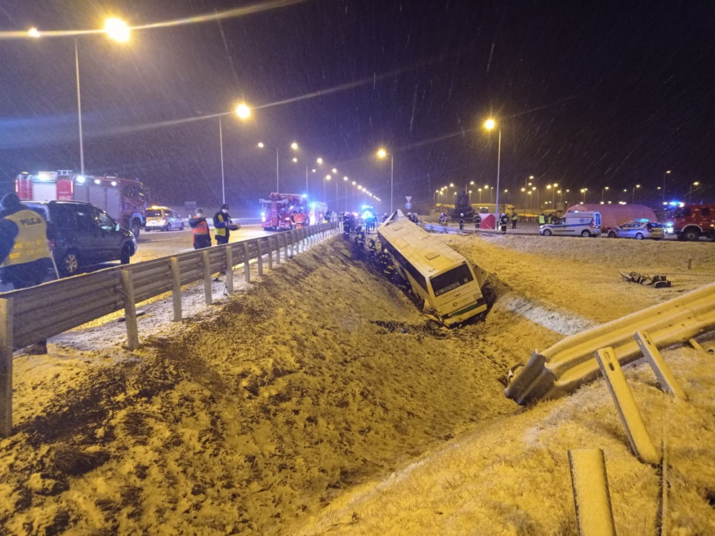 Tragedia na autostradzie A4. Autokar runął do rowu. Zginęła 1 osoba, jest 9 rannych! [ZDJĘCIA]