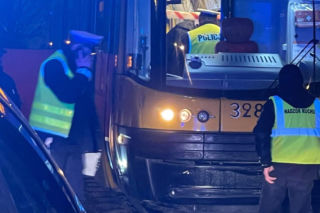 Tramwaj przyhamował. Pasażer roztrzaskał sobie głowę o siedzenie