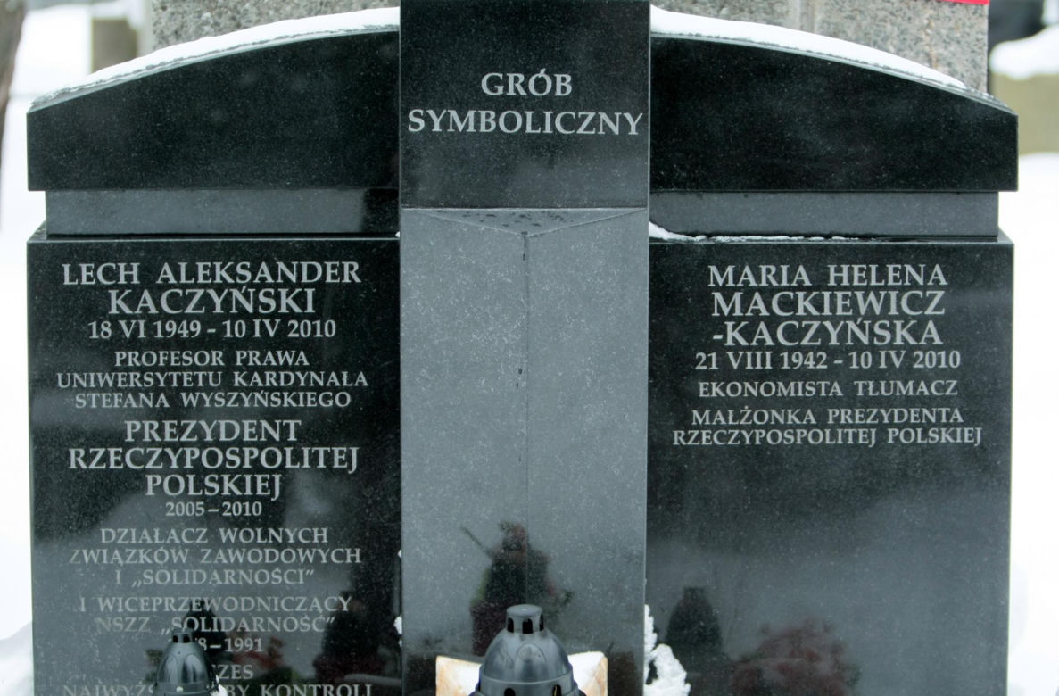 Tak wyglądał grób rodziny Kaczyńskich w 2010 roku