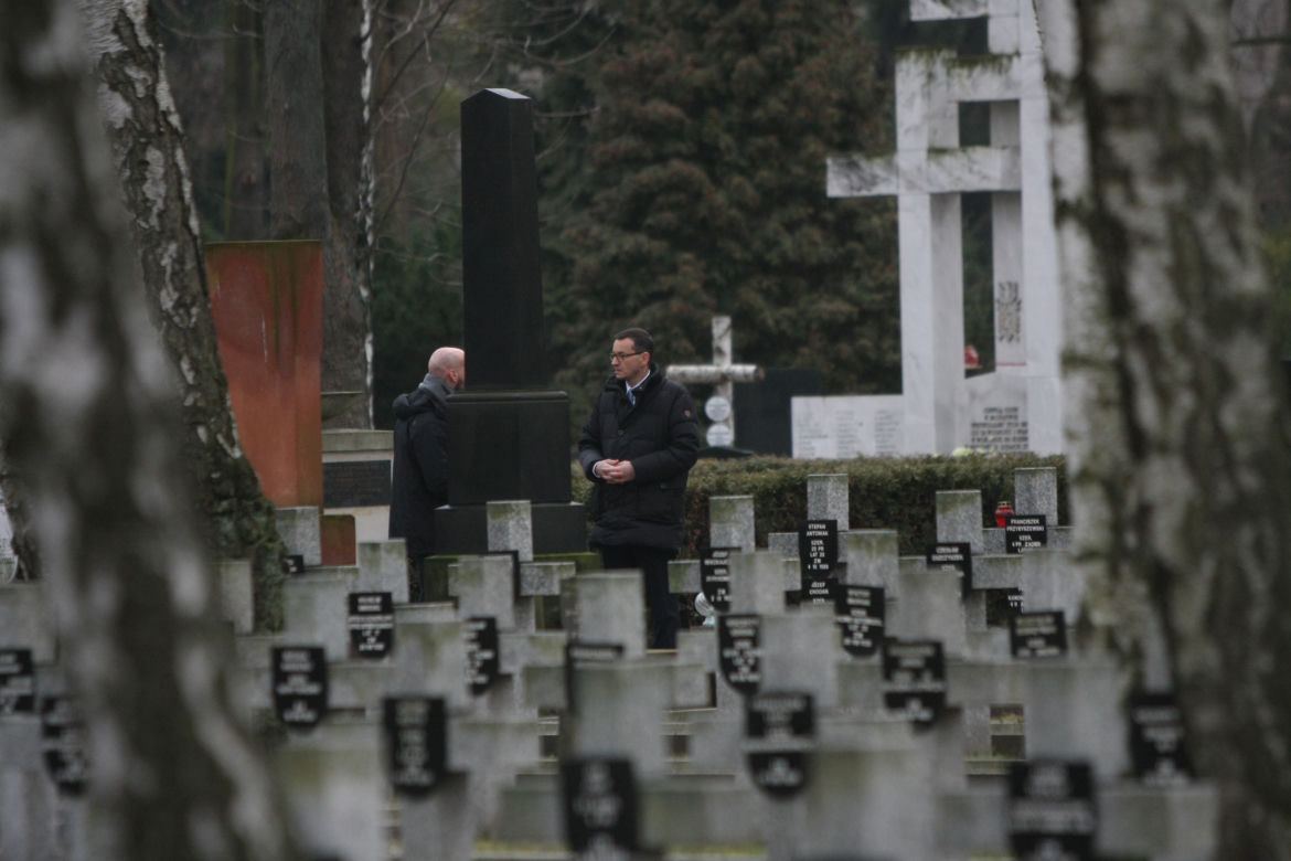 Premier modlił się przy grobie ojca