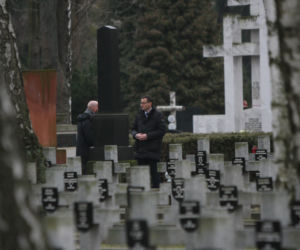Premier modlił się przy grobie ojca